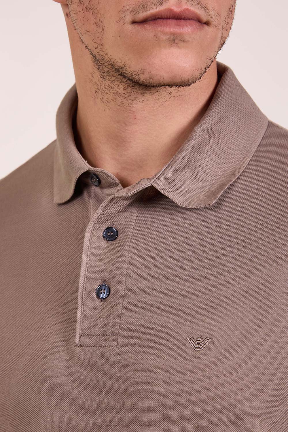 תמונת תקריב דוגמן של חולצת פולו