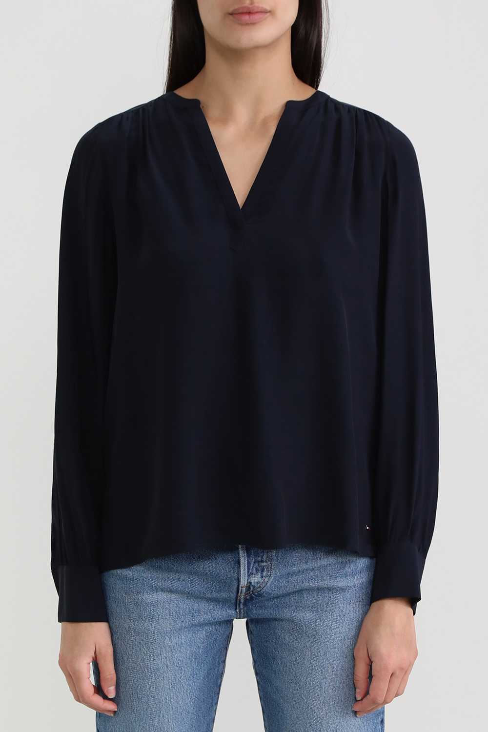 תמונת דוגמן קידמית של חולצת וי ארוכה