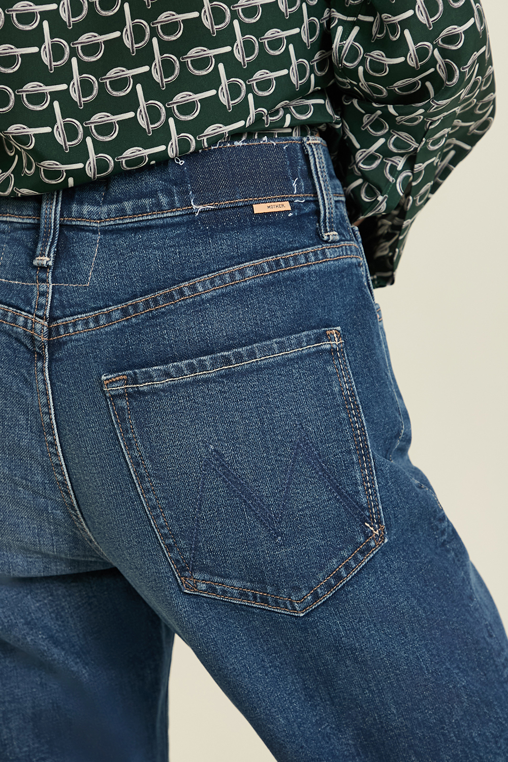 תמונת תקריב דוגמן של מכנסי ג'ינס דיצ'ר