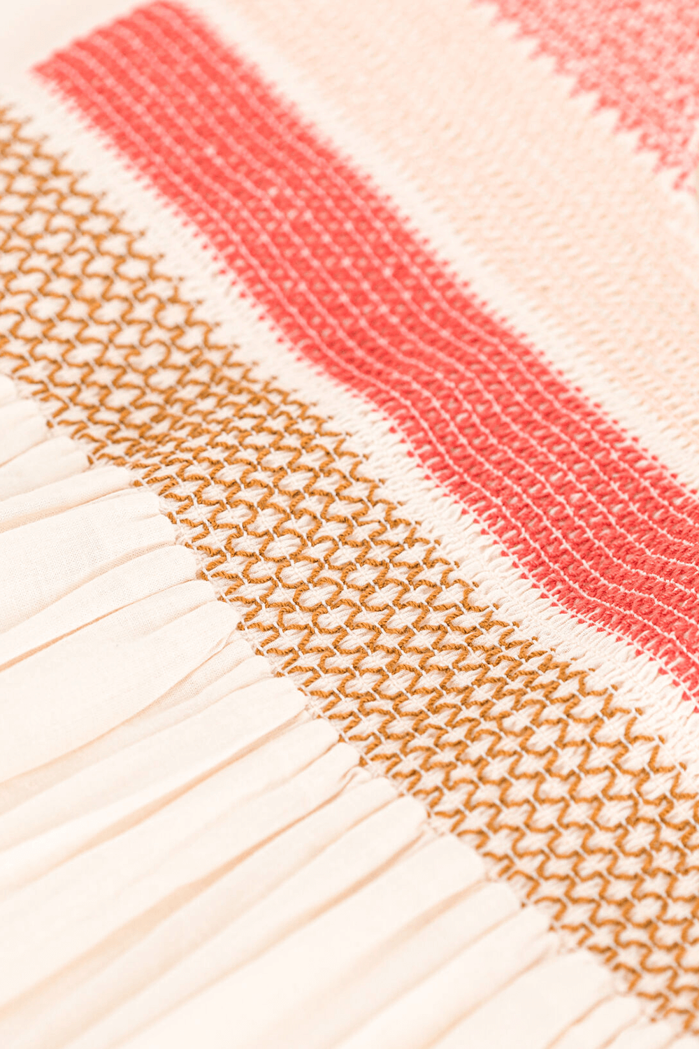 תמונת תקריב של שמלה קצרה עם סריגה - גילאי 3-5