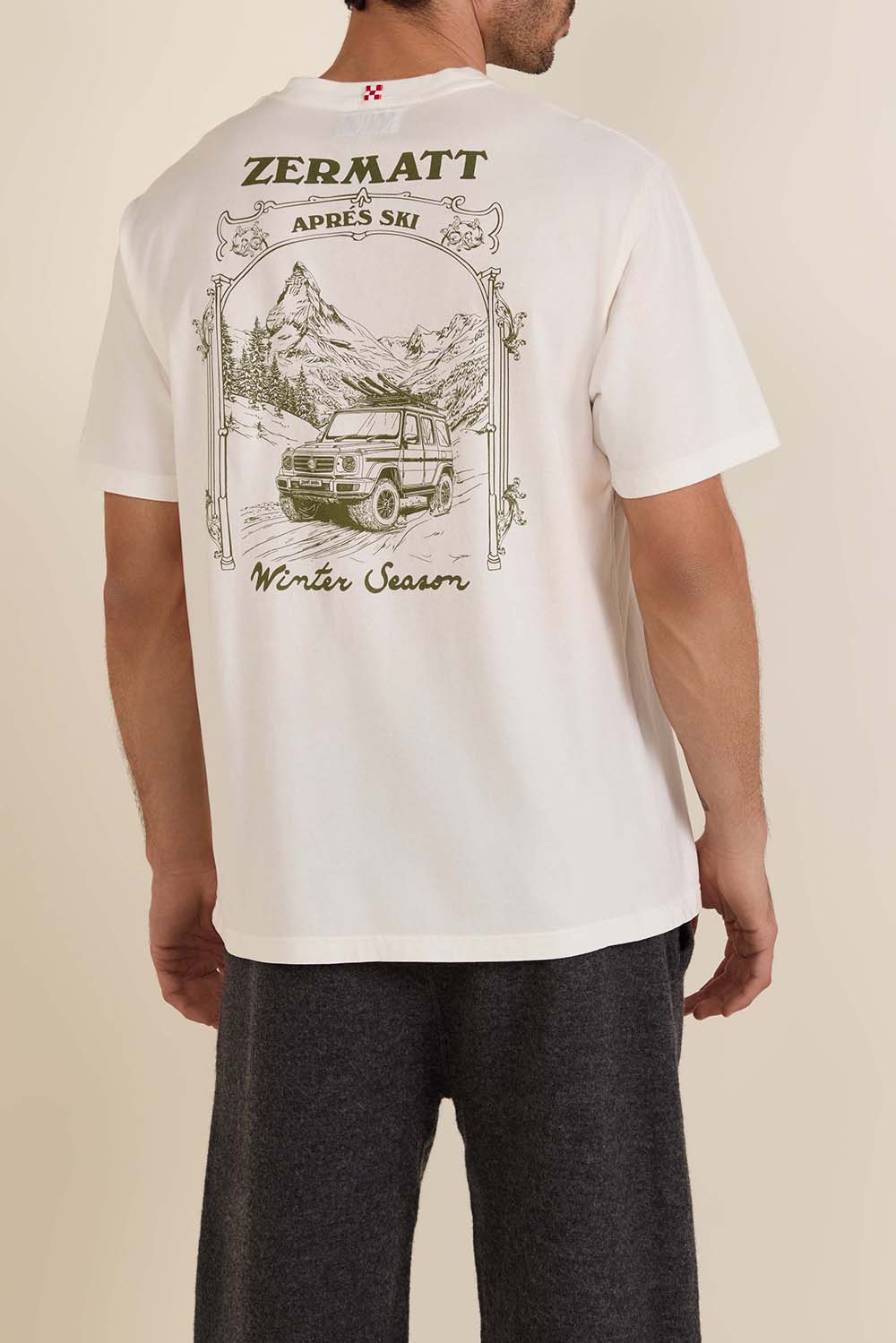 תמונת דוגמן אחורית של חולצת טי