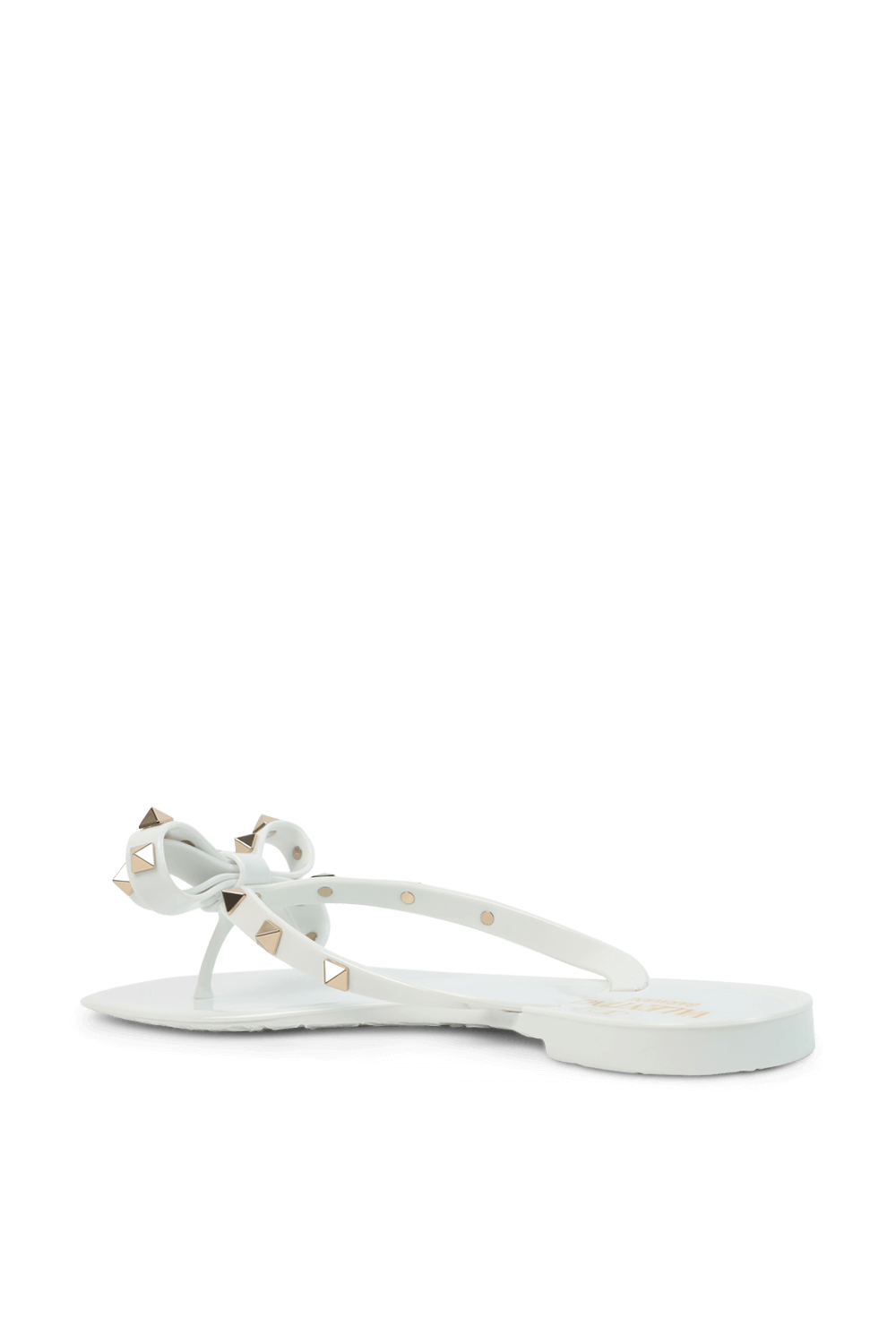 תמונה אחורית של כפכפי גומי עם ניטים