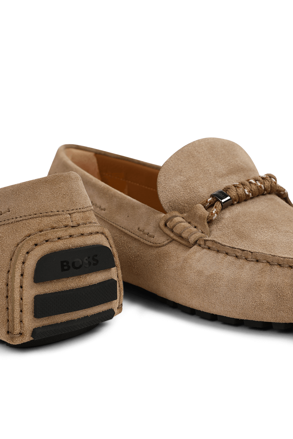 תמונת תקריב של נעלי מוקסין מעור זמש עם אלמנט מטאלי