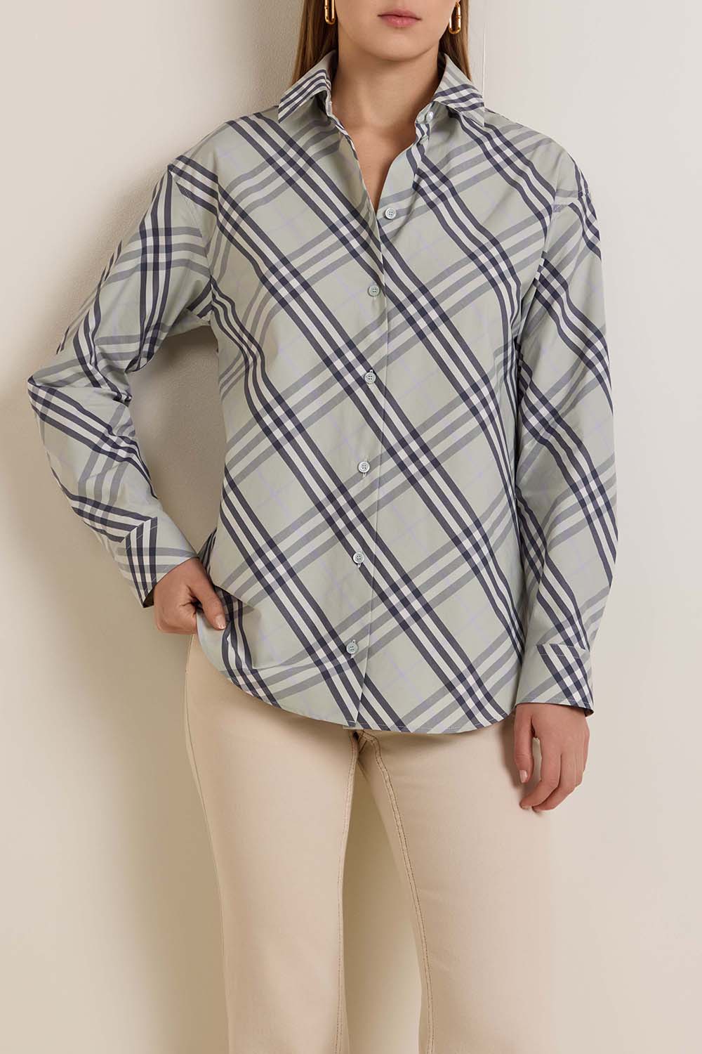 תמונת דוגמן קידמית של חולצה מכופתרת