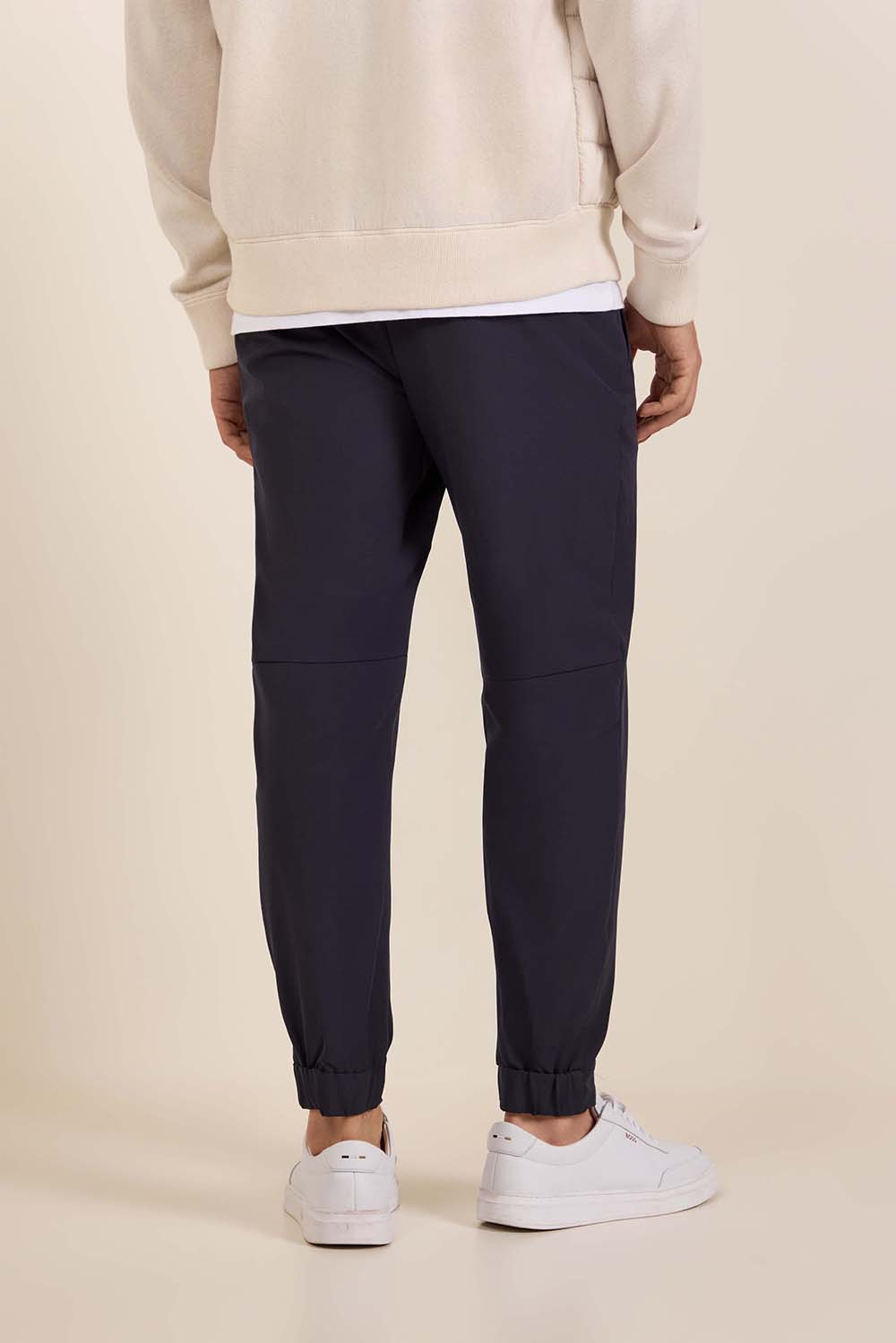 תמונת דוגמן אחורית של מכנסי ג'וגר מחוייטים