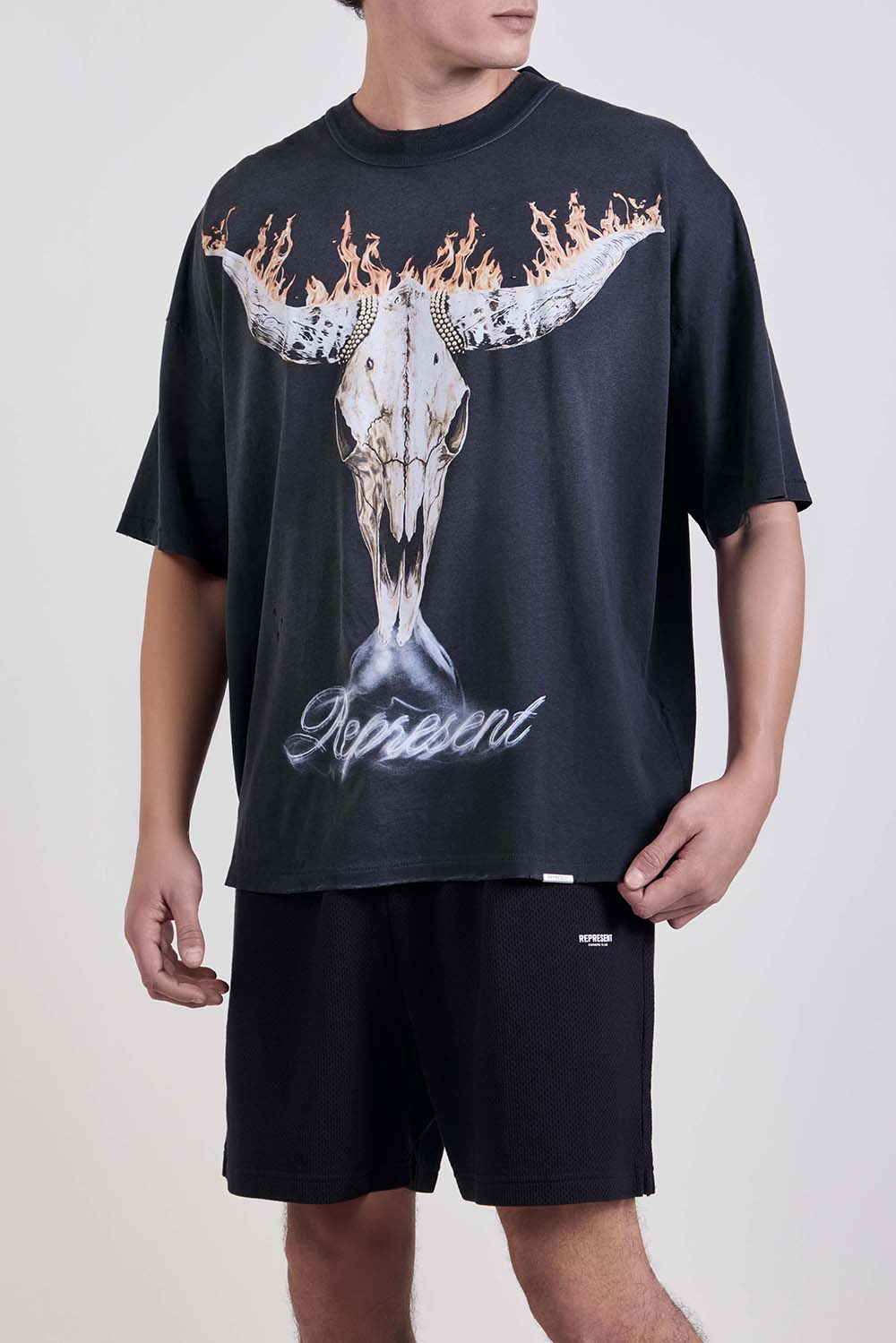 תמונת דוגמן קידמית של חולצת טי בגזרה משוחררת