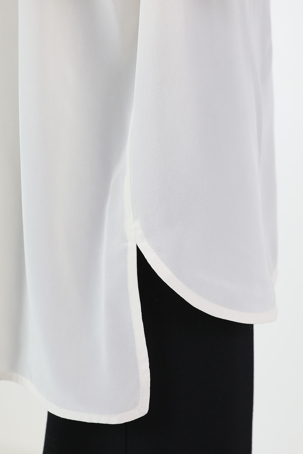 תמונת תקריב דוגמן של חולצת טוקסידו ממשי