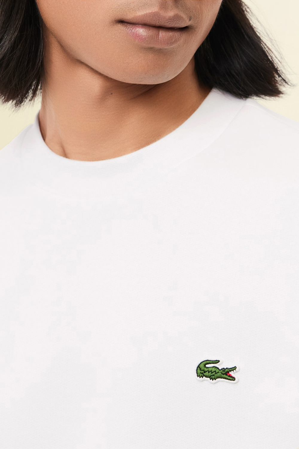 תמונת תקריב דוגמן של סווטשירט עם צווארון מעוגל