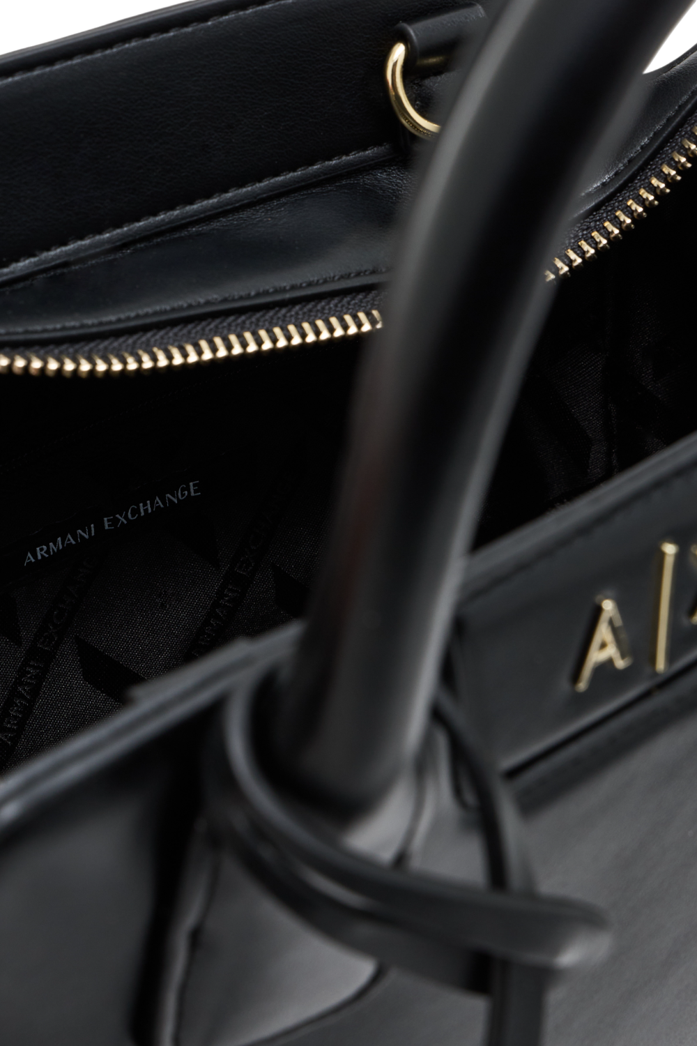 תמונת תקריב של תיק קרוסבודי