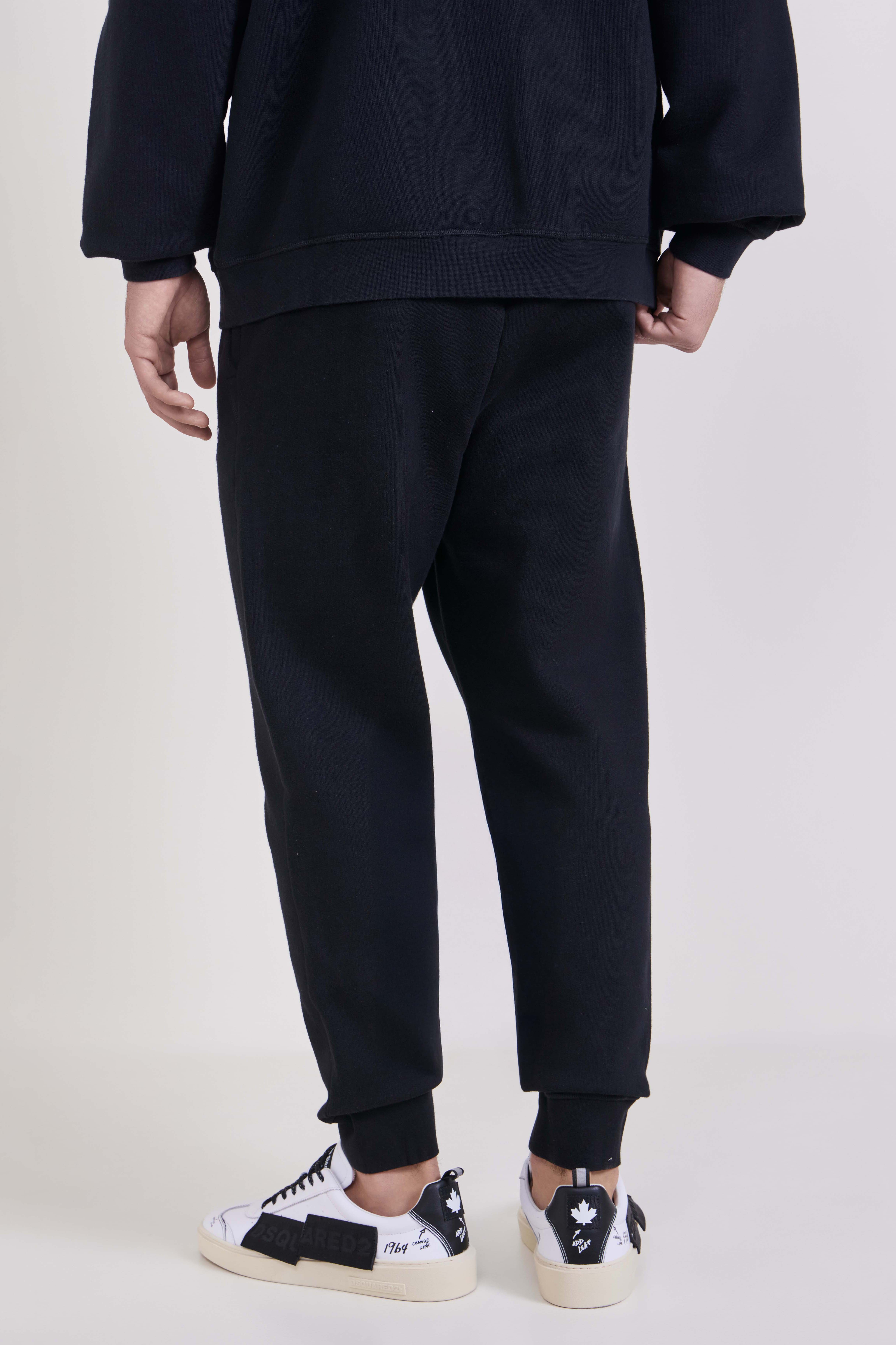 תמונת דוגמן אחורית של מכנסי ג'וגר