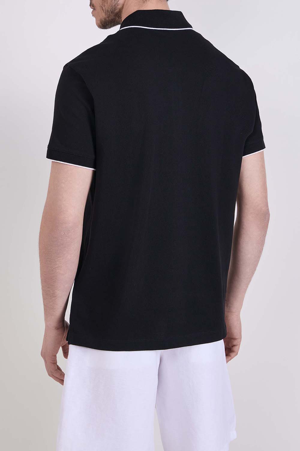 תמונת דוגמן אחורית של חולצת פולו סלים