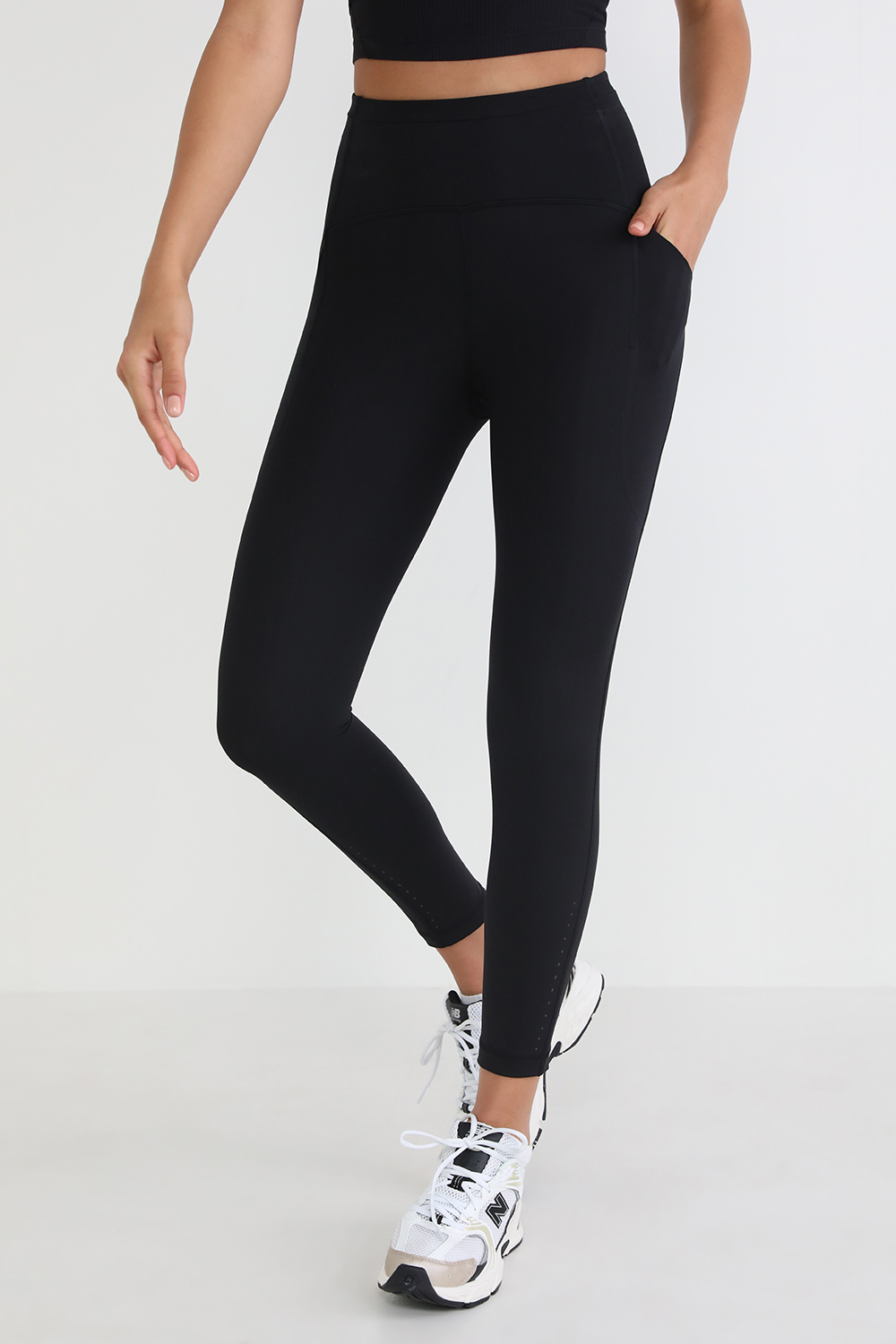 תמונת דוגמן קידמית של Swift Speed High-Rise Crop 23