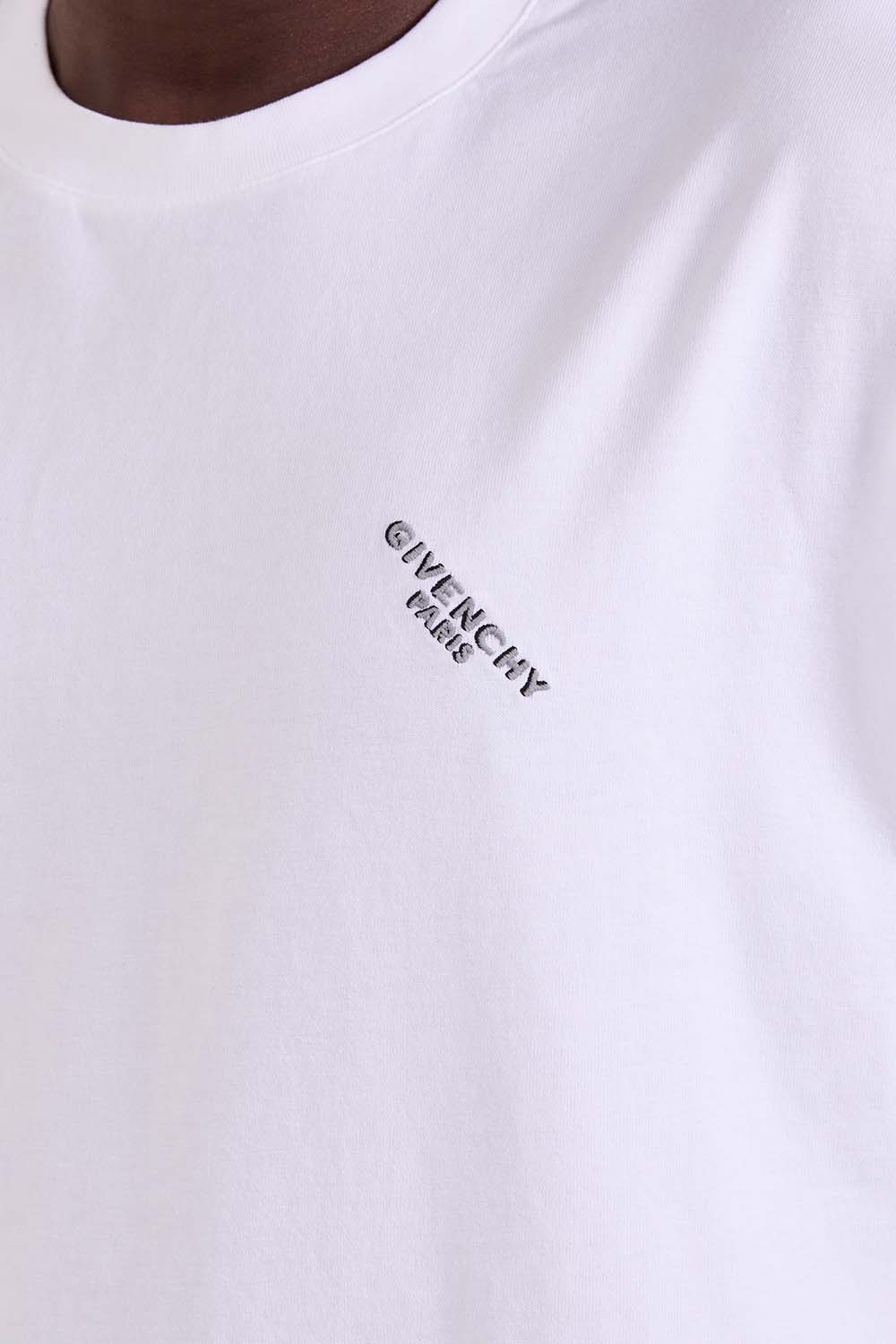 תמונת תקריב דוגמן של חולצת טי