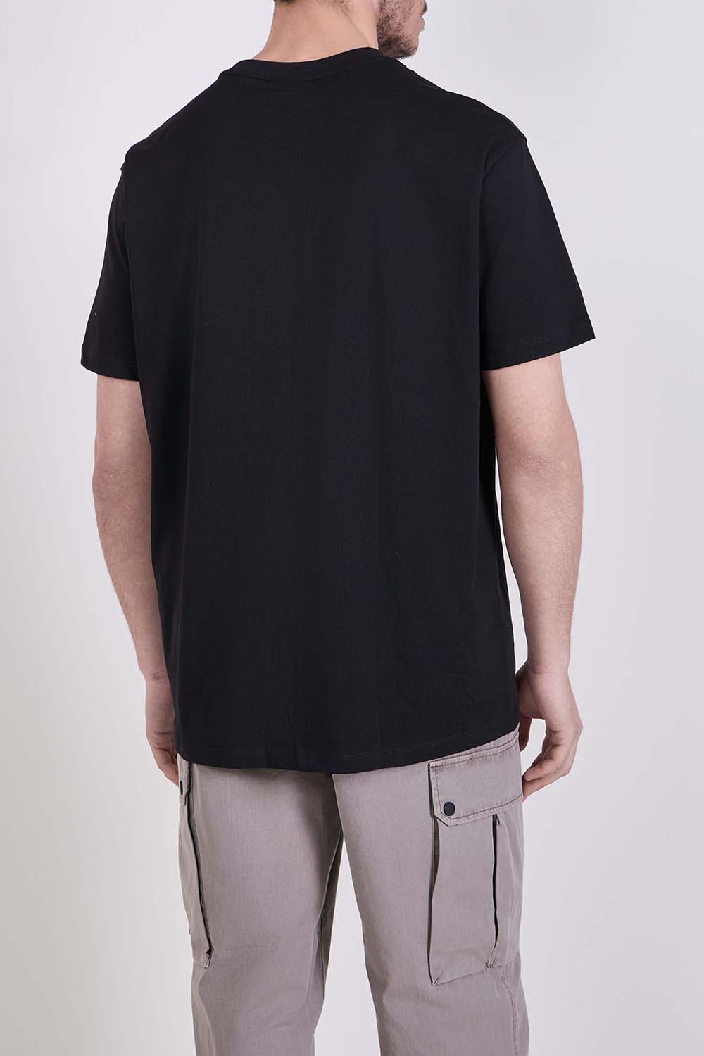 תמונת דוגמן אחורית של חולצת טי