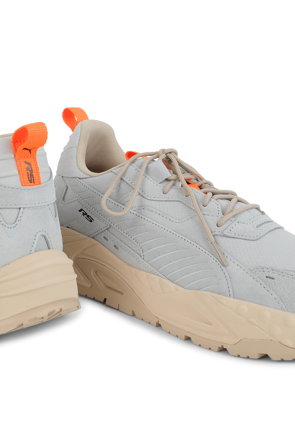 תמונת תקריב של נעלי סניקרס אר אס