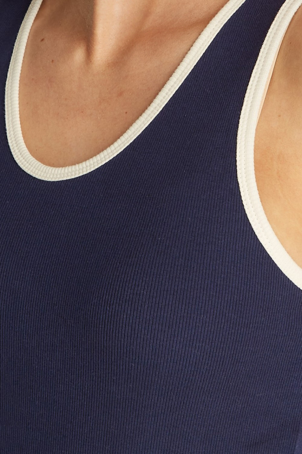 תמונת תקריב דוגמן של גופייה