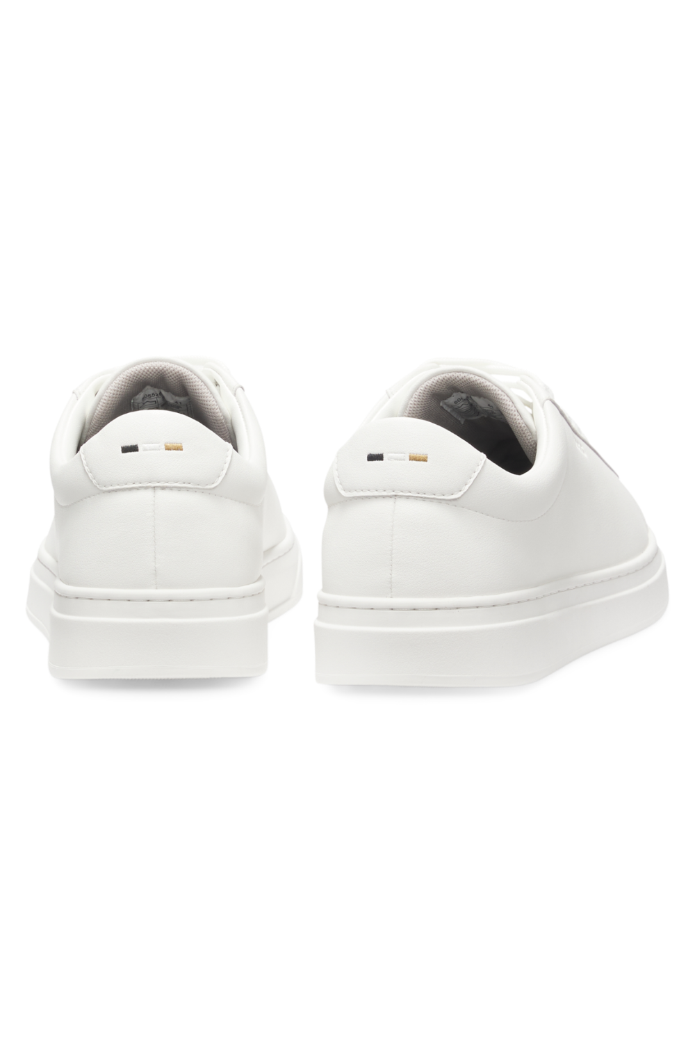 תמונת תקריב של נעלי סניקרס