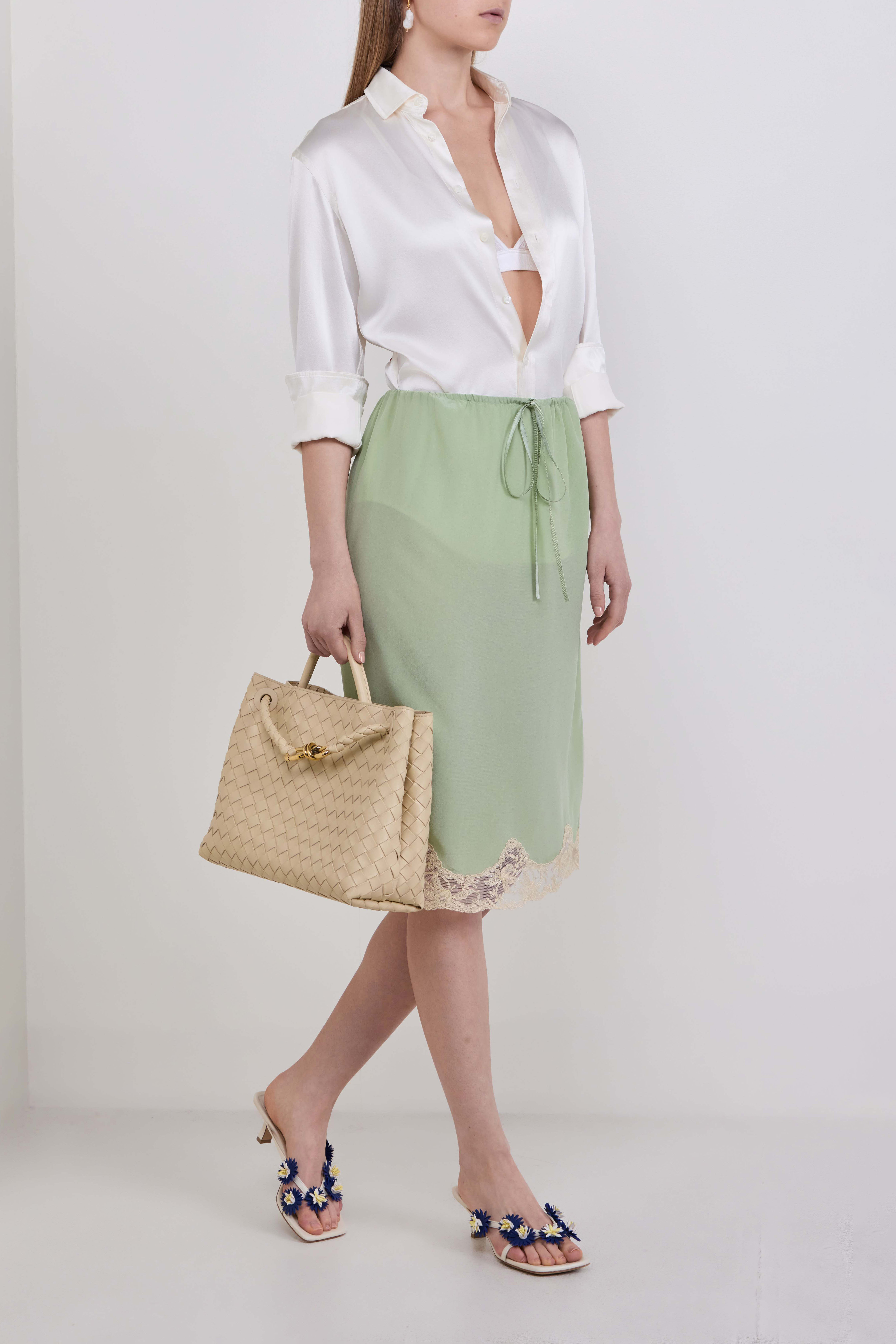 תמונת דוגמן קידמית של סנדלי עקב ריבה