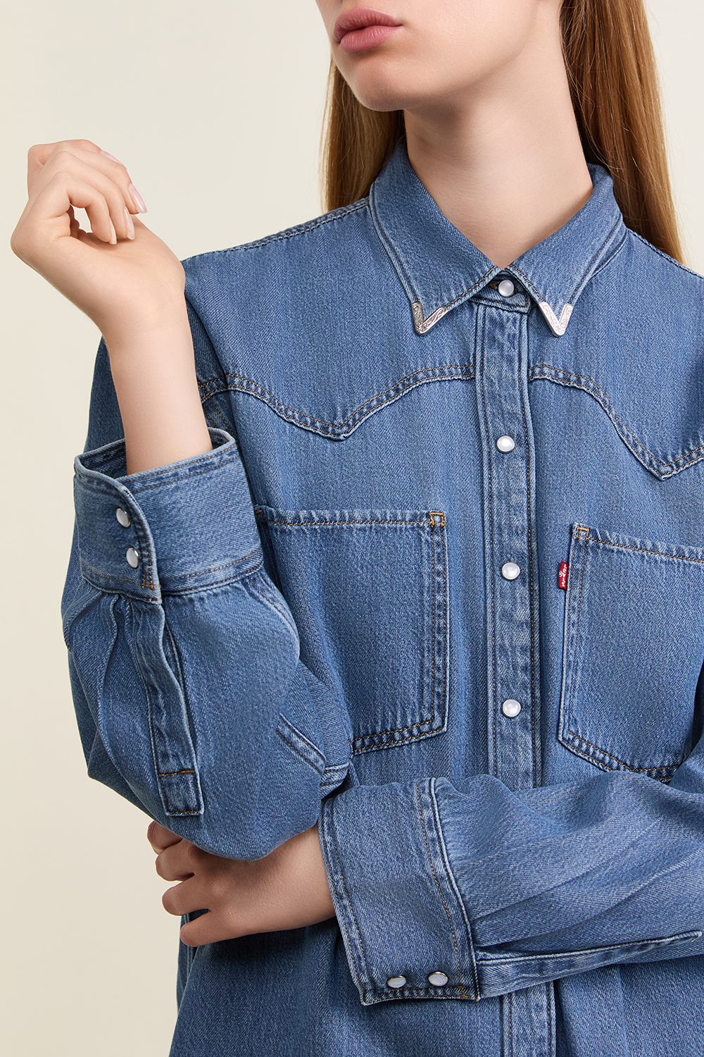 תמונת תקריב דוגמן של חולצת ג’ינס