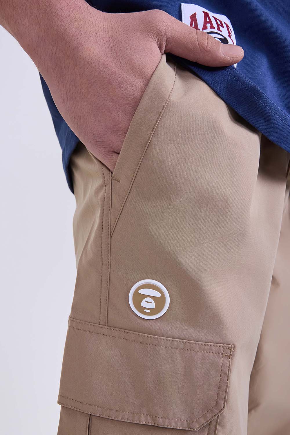 תמונת תקריב דוגמן של מכנסי קרגו