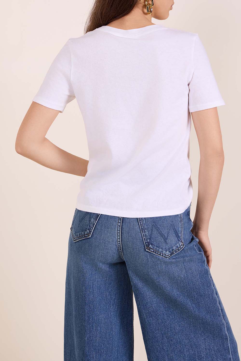 תמונת דוגמן אחורית של חולצת טי