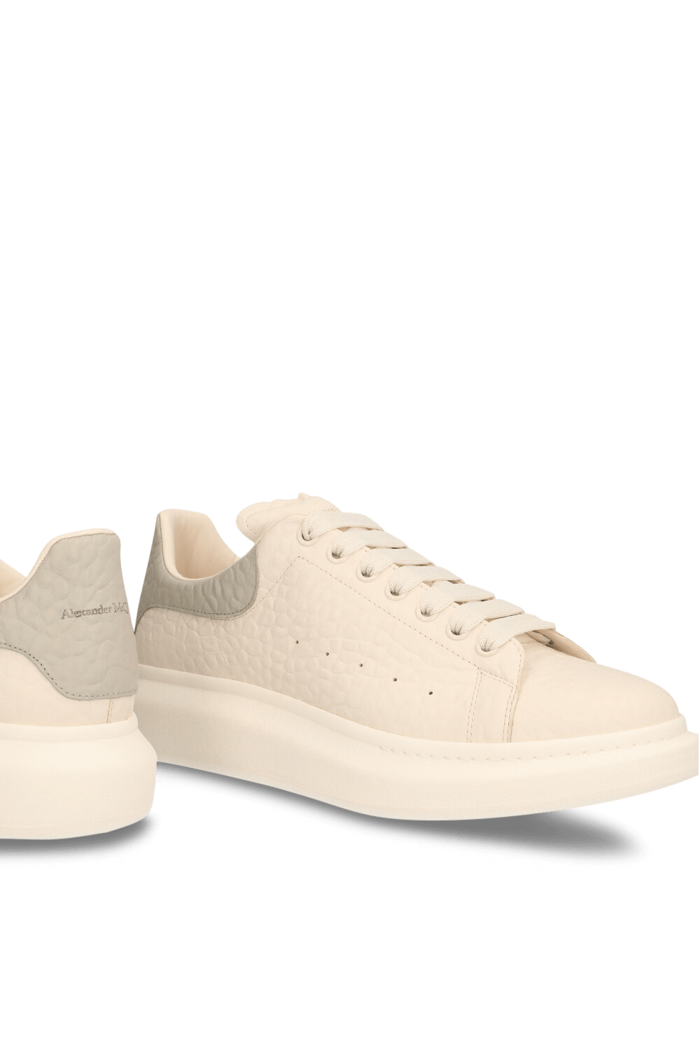 תמונת תקריב של נעלי סניקרס אוברסייז