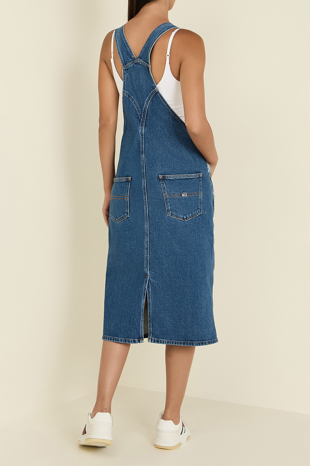 תמונת דוגמן אחורית של שמלת ג'ינס מידי