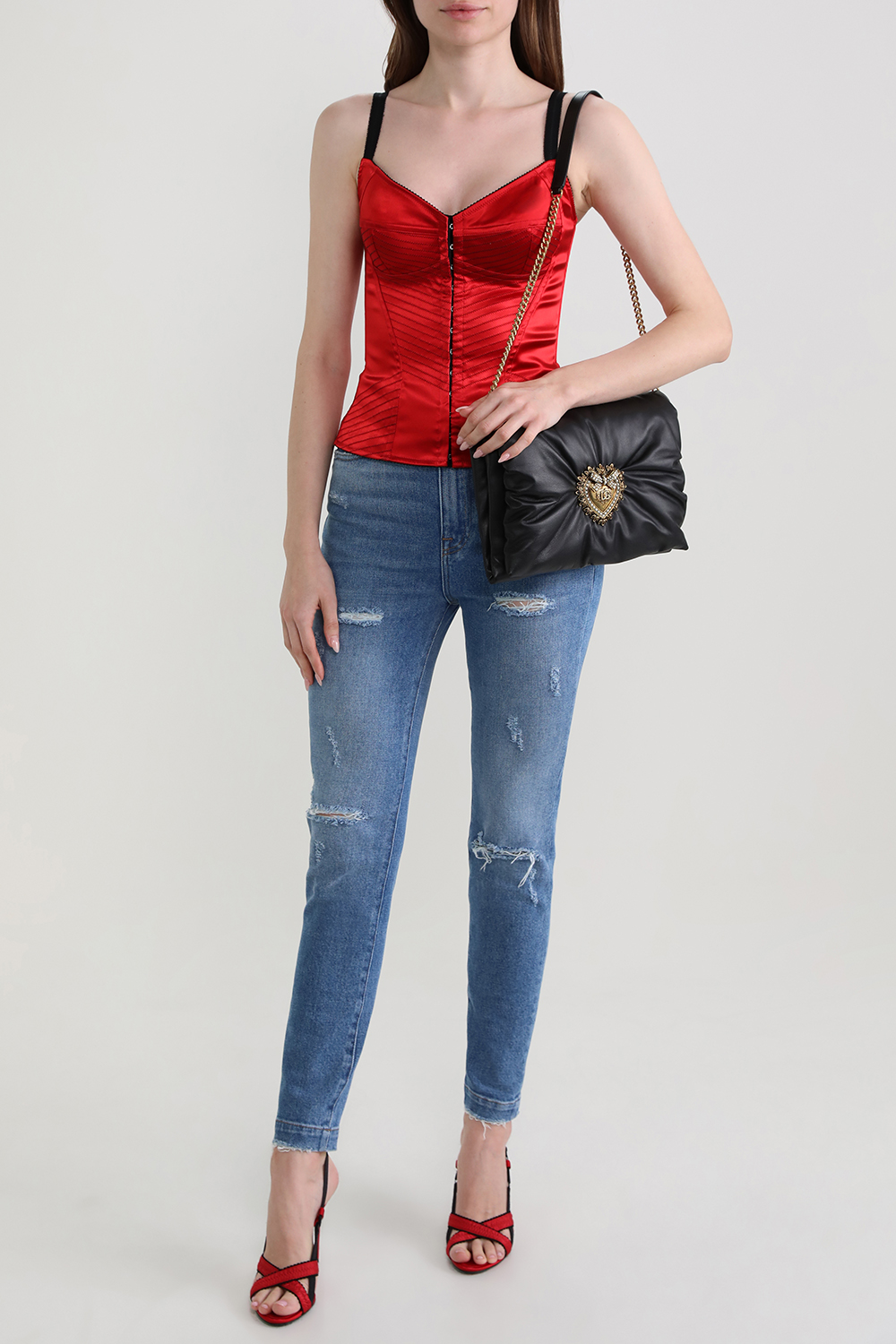 תמונת דוגמן קידמית של תיק קטן מעור עם אבזם לב מטאלי