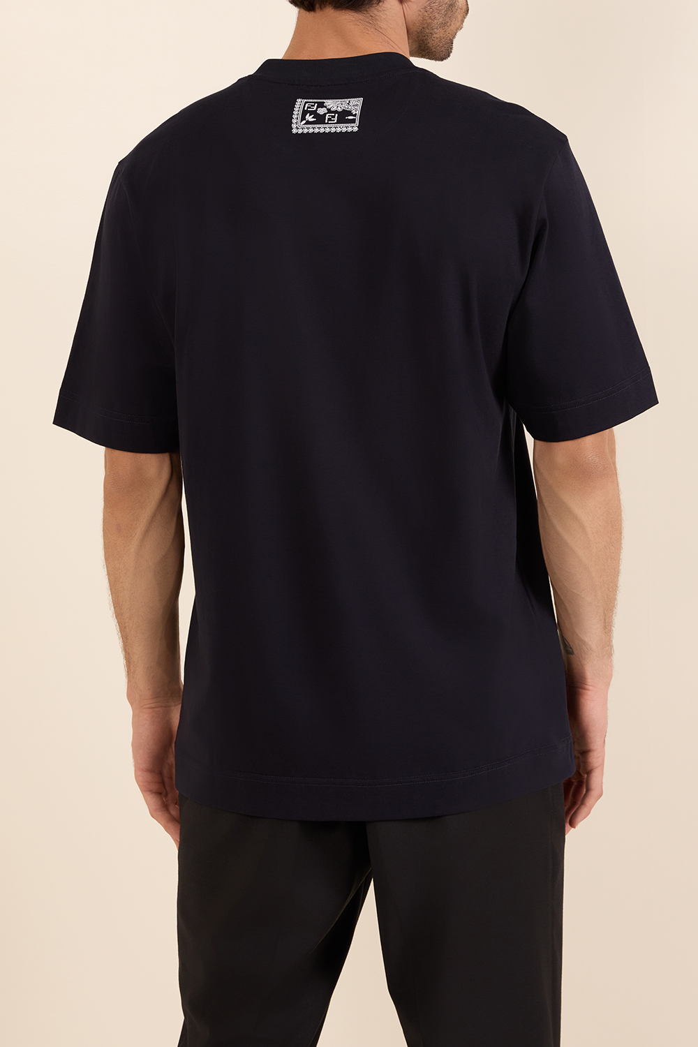 תמונת דוגמן אחורית של חולצת טי בעיצוב בנדנה