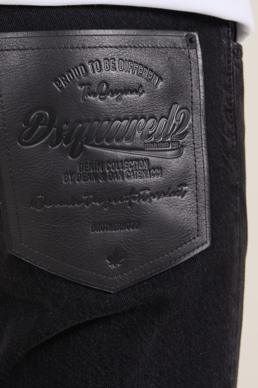 תמונת תקריב דוגמן של מכנסי ג'ינס סלים פיט