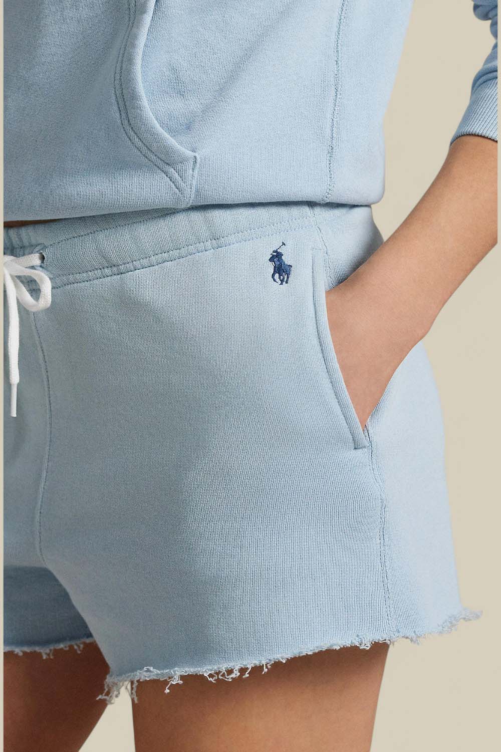 תמונת תקריב דוגמן של מכנסי ג'וג קצרים