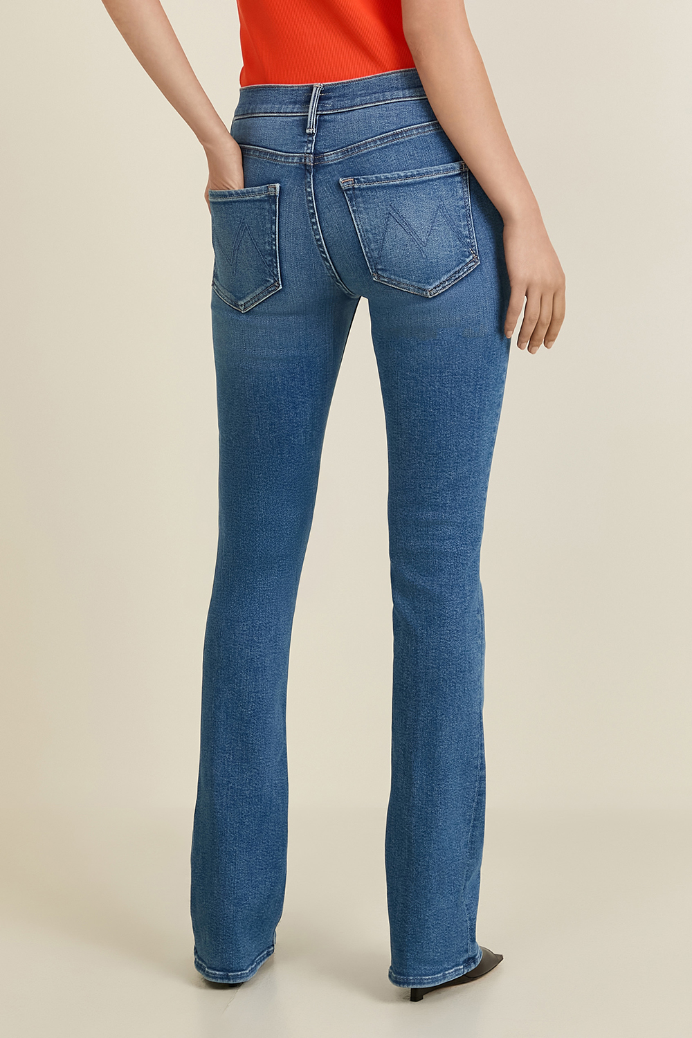 תמונת דוגמן אחורית של מכנסי ג'ינס ישרים