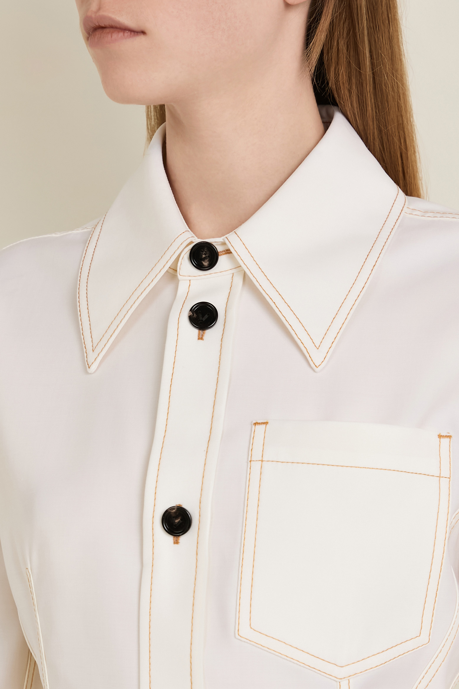 תמונת תקריב דוגמן של חולצת כפתורים