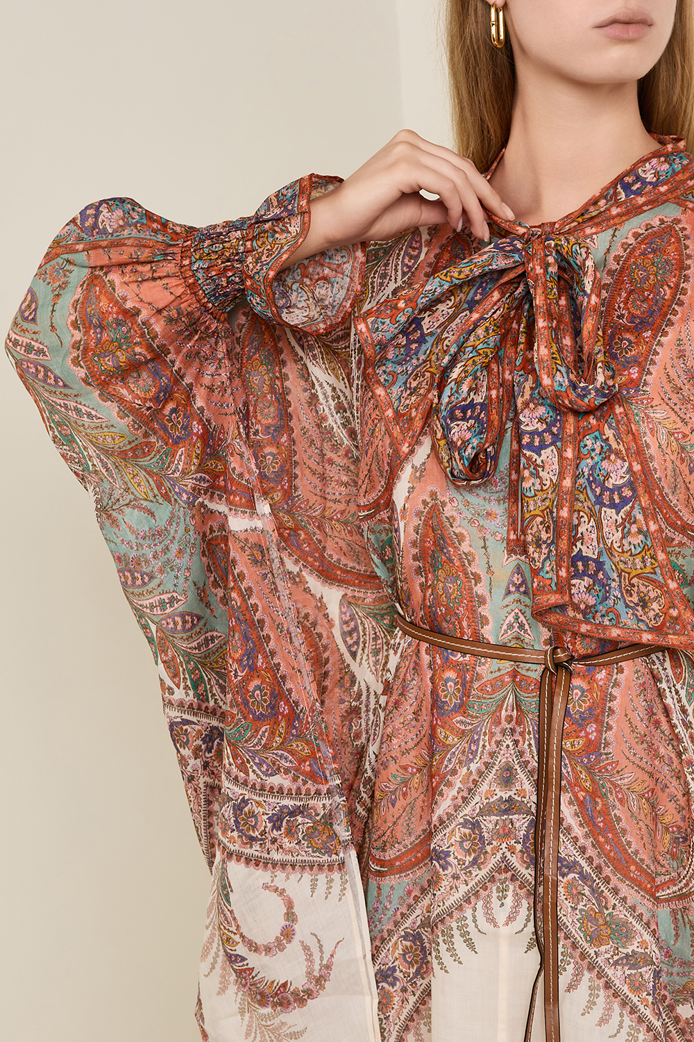 תמונת תקריב דוגמן של שמלת מידי עם צווארון קשירה