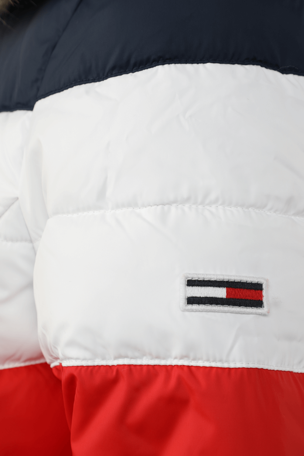 תמונת תקריב של מעיל פאפר קולור-בלוק בצבעי כחול לבן ואדום