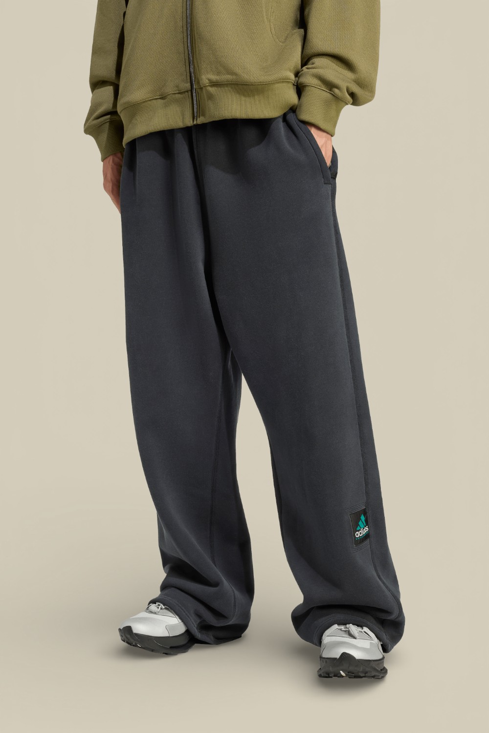 תמונת דוגמן קידמית של מכנסי ג'וגר