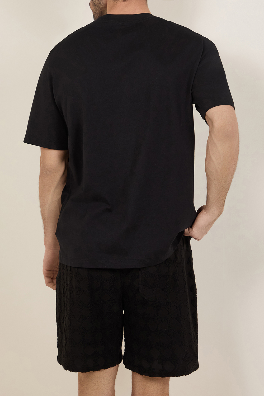 תמונת דוגמן אחורית של חולצת טי