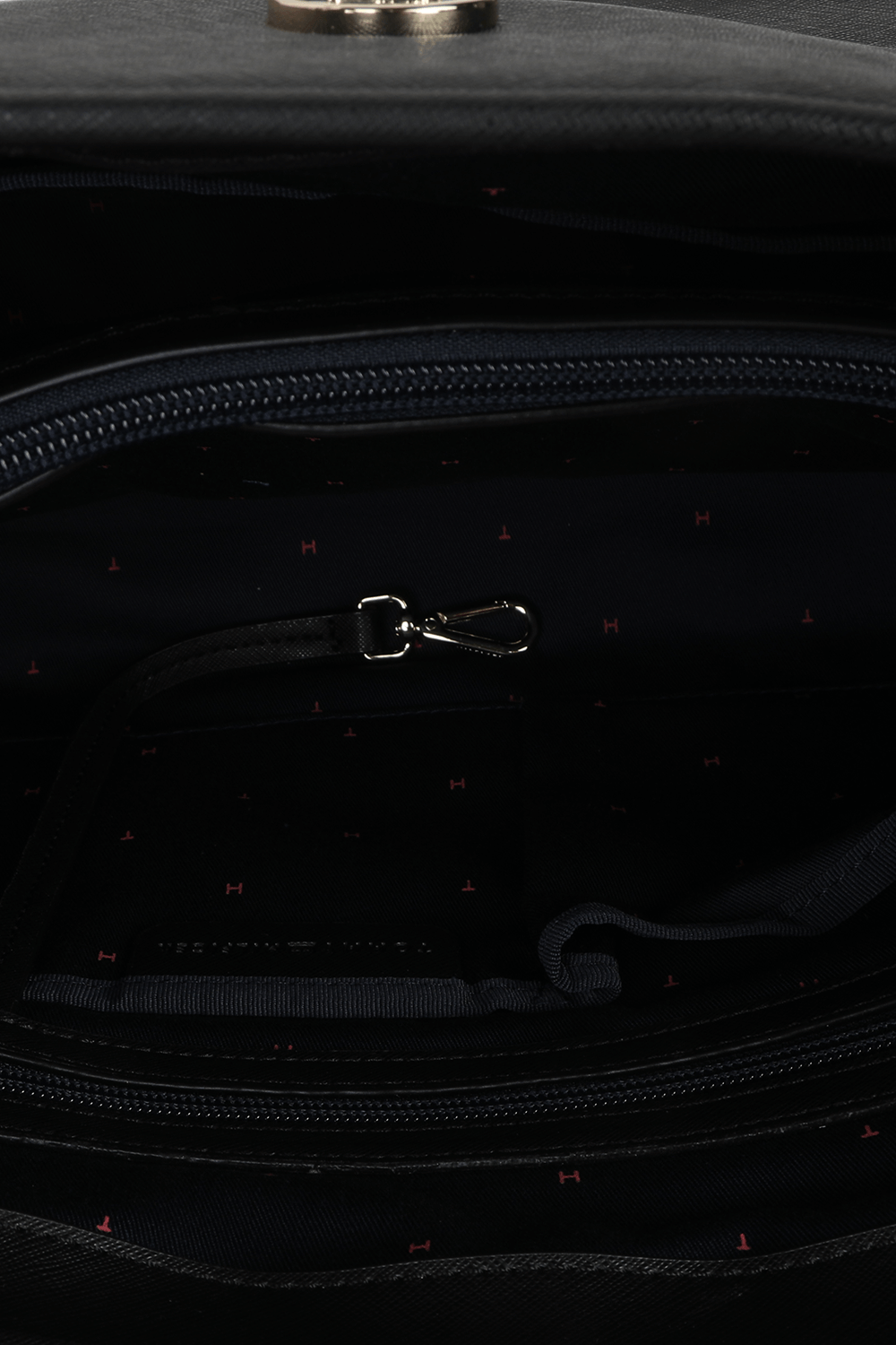 תמונת פנים של תיק נשיאה שחור עם אלמנטים מטאליים