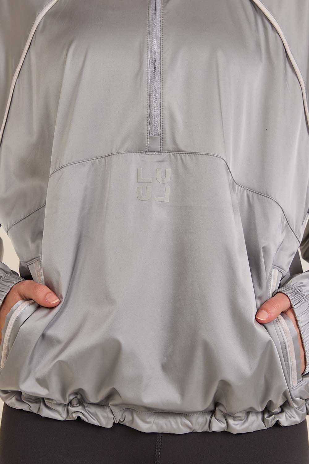 תמונת תקריב דוגמן של Stretch-Satin Flocked Training Jacket