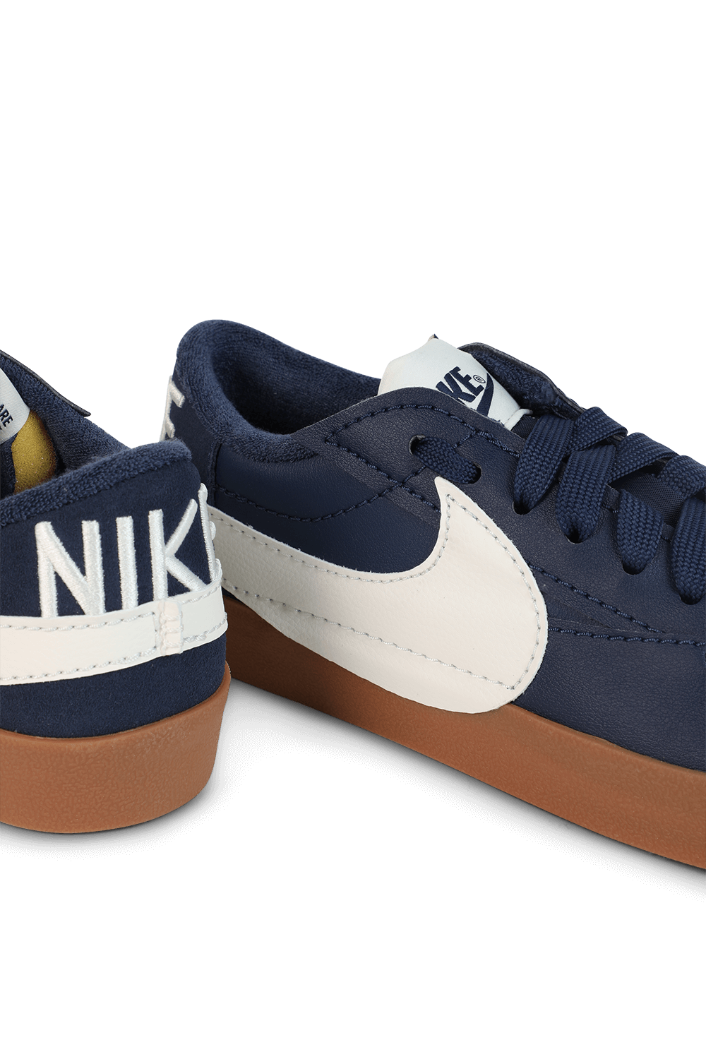 תמונת תקריב של נעלי סניקרס בלייזר 77 ג'מבו