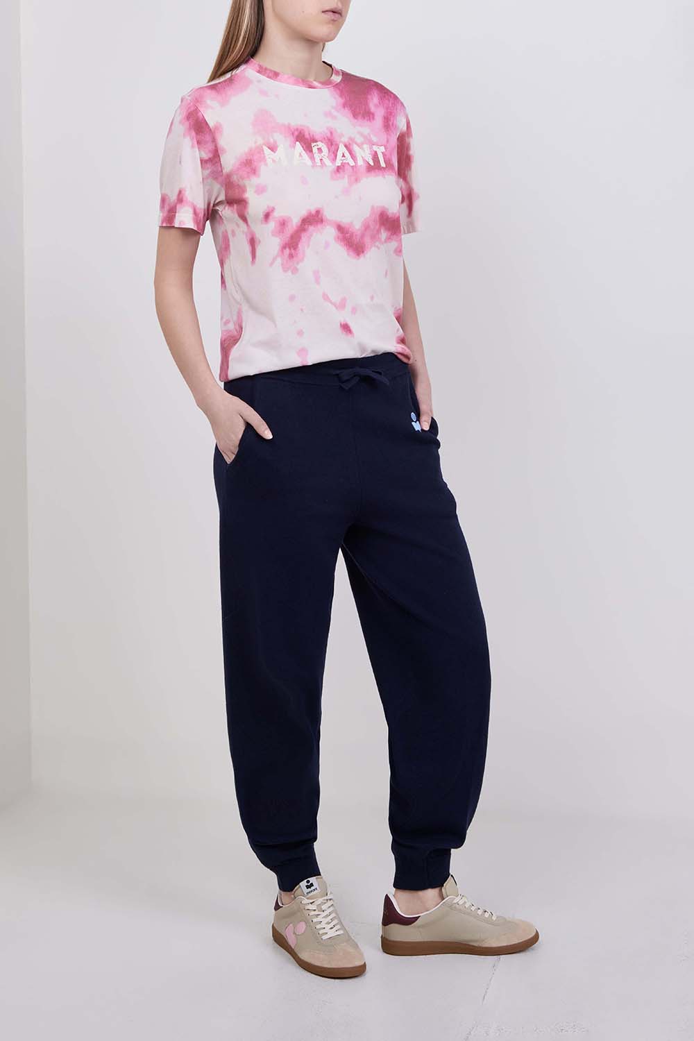 תמונת דוגמן קידמית של נעלי סניקרס