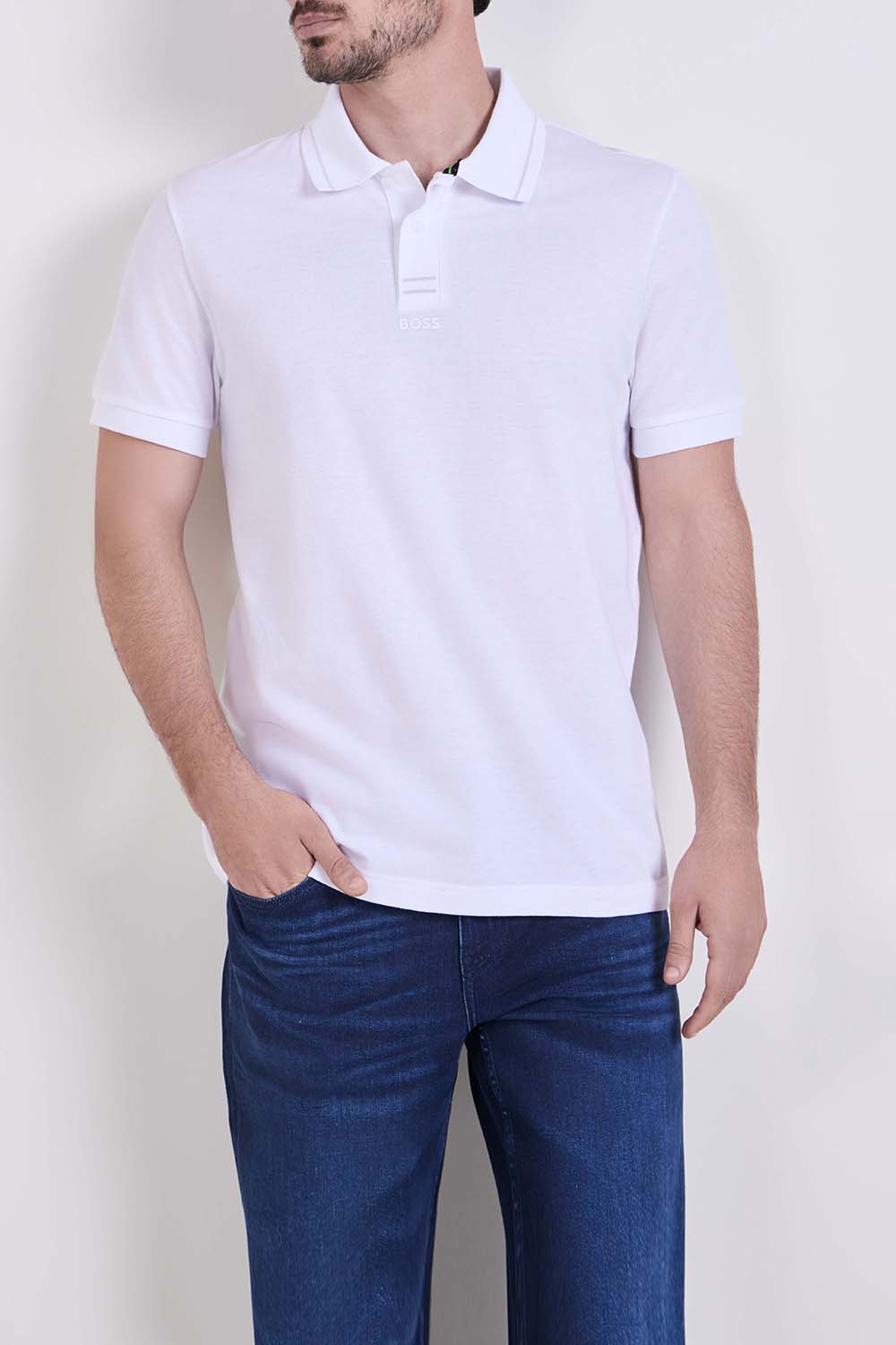 תמונת דוגמן קידמית של חולצת פולו קצרה