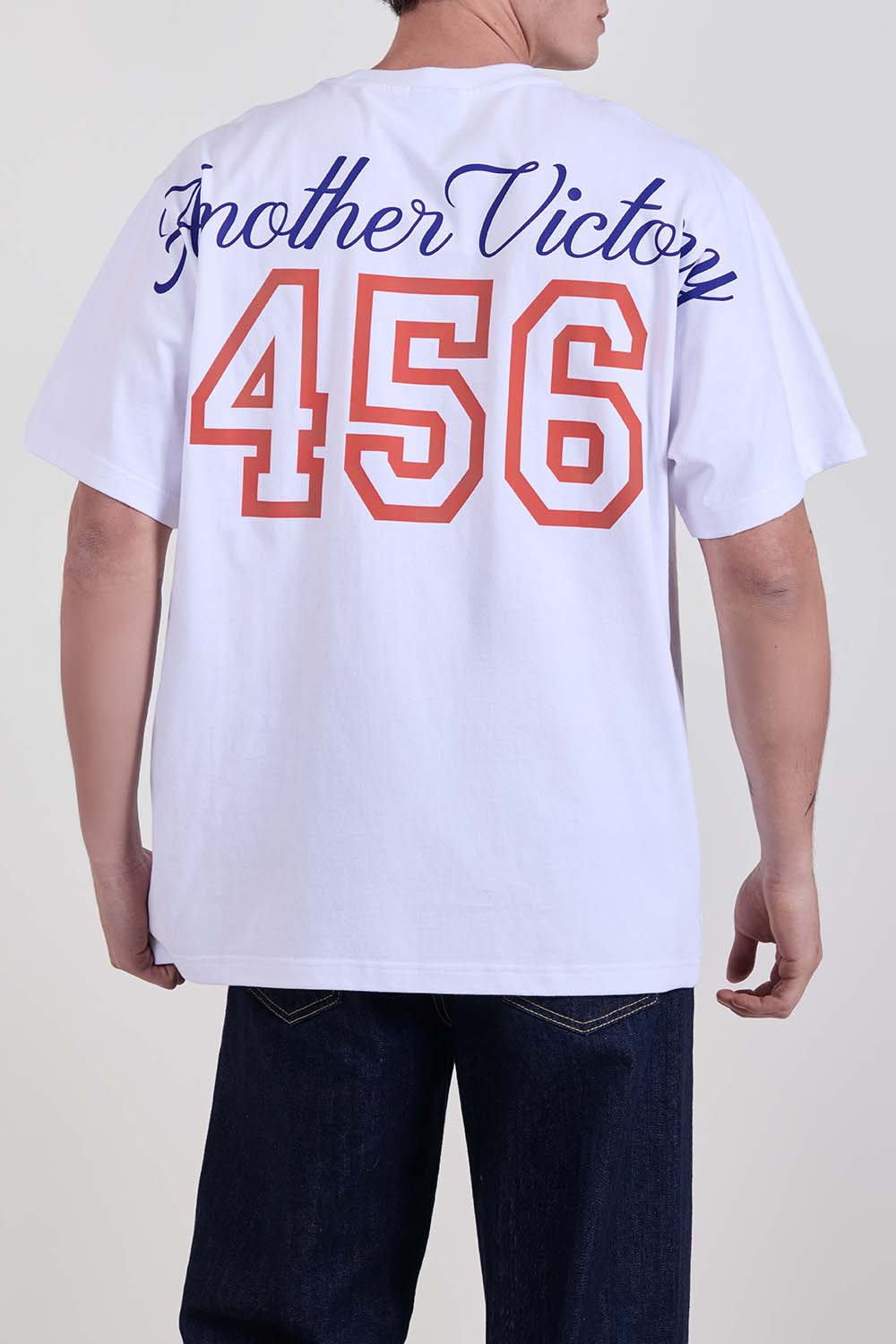 תמונת דוגמן אחורית של חולצת טי בגזרה ישרה