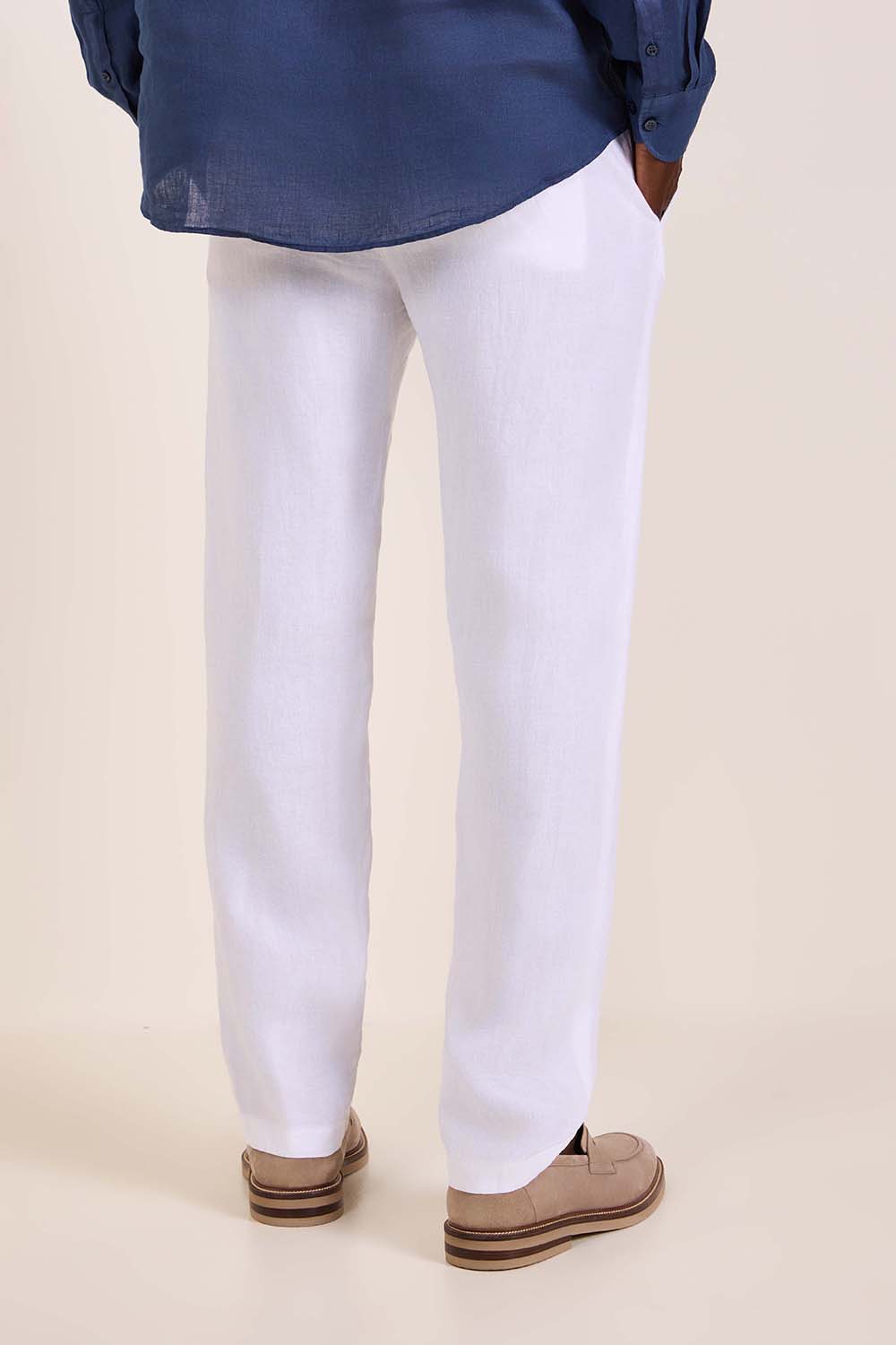 תמונת דוגמן אחורית של מכנסי צ'ינו פשתן