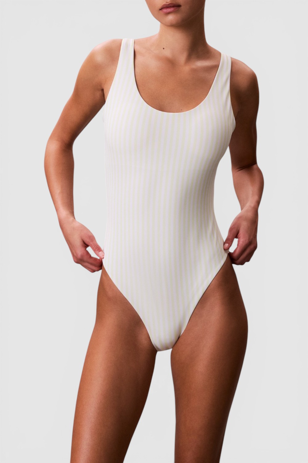 תמונת דוגמן קידמית של בגד ים שלם