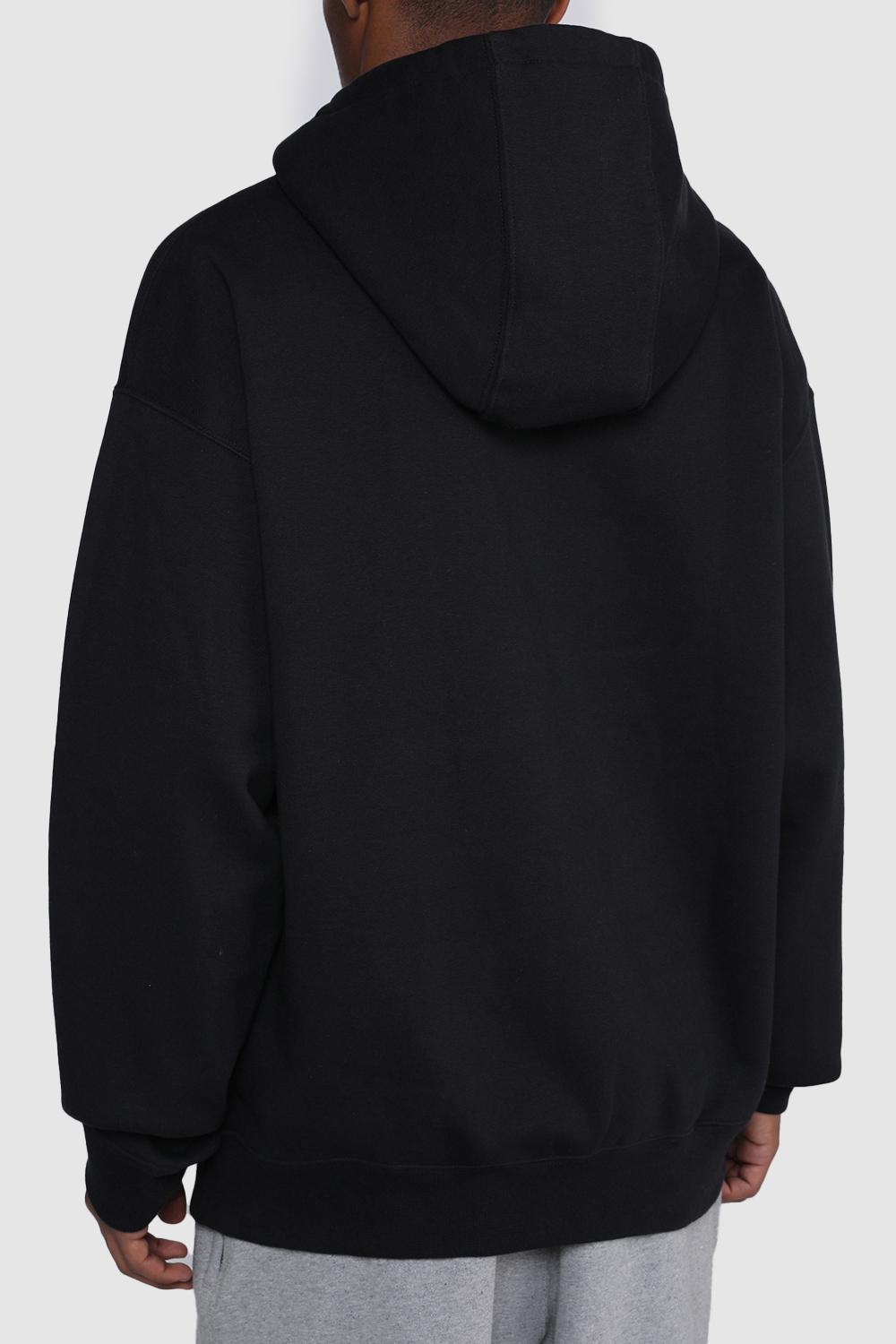 תמונת תקריב דוגמן של סווטשירט קפוצ'ון