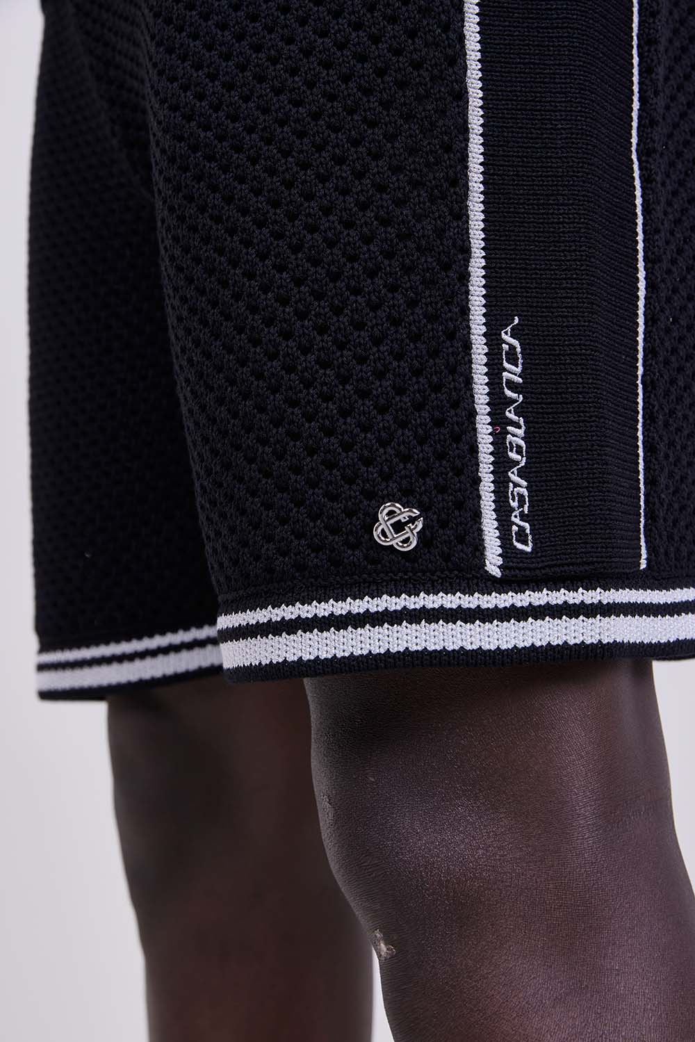 תמונת תקריב דוגמן של מכנסיים קצרים רשת