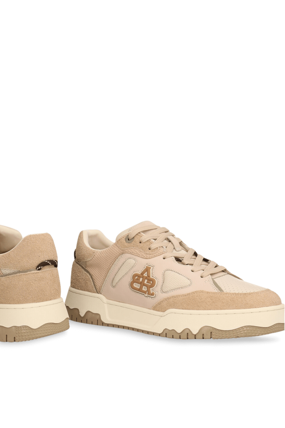 תמונת תקריב של נעלי סניקרס