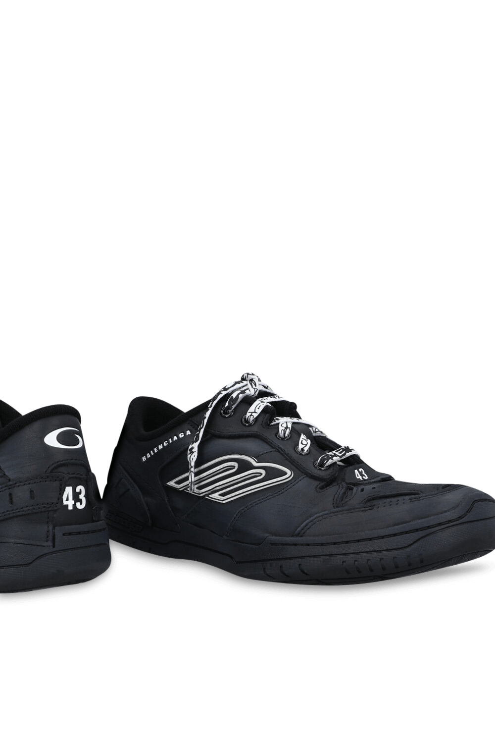 תמונת תקריב של נעלי סניקרס המפטונס