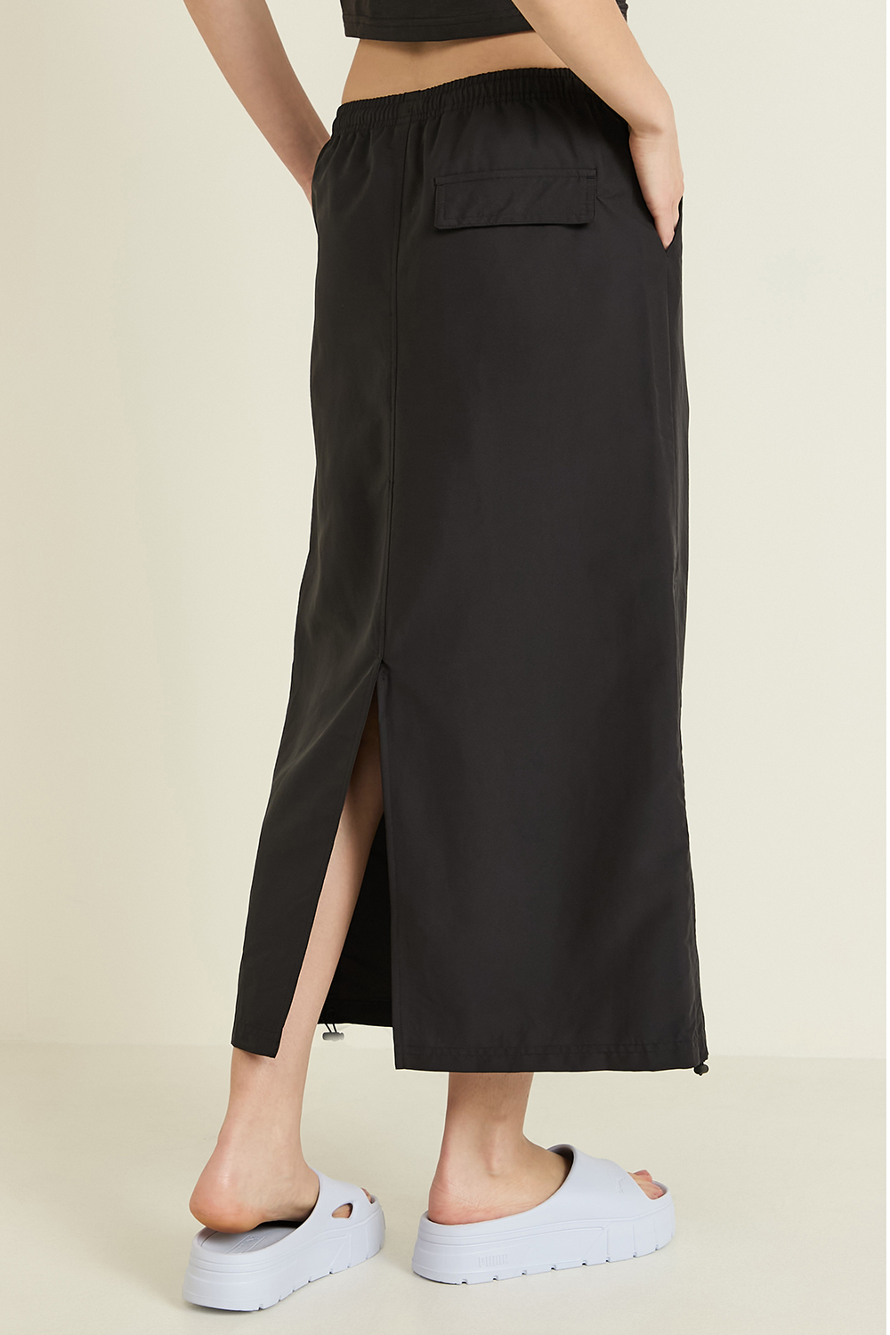 תמונת דוגמן אחורית של חצאית מידי